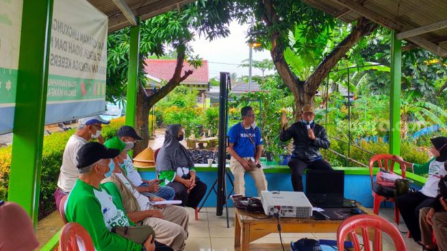 Suasana aula atau balai terbuka di latar depan kebun sayuran dari KWT "Cempaka Asri"  [Suara.com/CNR ukirsari].