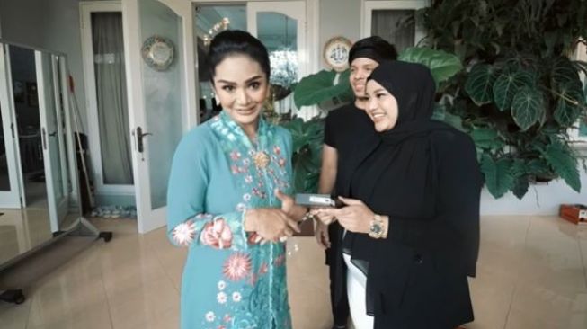 Reaksi Krisdayanti Dibelikan IPhone Terbaru dari Atta: Nyonya Sultan Sudah Dapet?