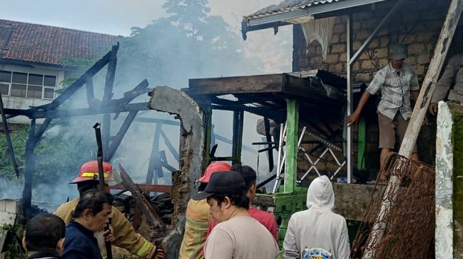 Rumah warga yang hangus terbakar api. [Davina/SuaraBogor]