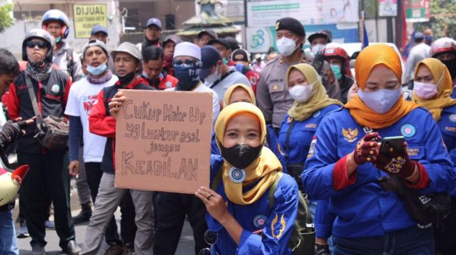 Ada Pabrik Terapkan Upah Murah, Buruh Geruduk Kantor DPRD Bandung Barat