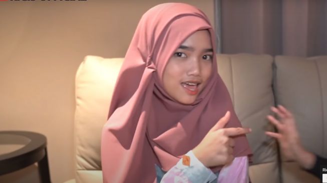 Pesona Fuji Saat Berhijab. [YouTube/Ricis Official]