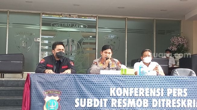 Polda Metro Jaya saat merilis kasus pembunuhan pria tunawicara di Kemayoran, Jakarta Pusat. (Suara.com/M Yasir)