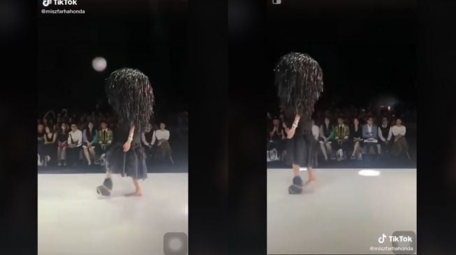 Gaya Model Ini Bikin Gagal Paham, Pakai Sepatu Cuma Sebelah saat Fashion Show