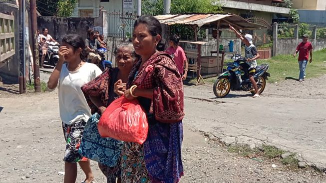 Trauma Banjir Bandang, Warga NTT Masih Ketakutan Masuk Rumah Setelah Gempa