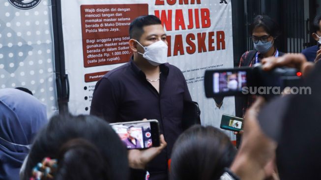 Kuasa hukum Jeff Smith, Aldi Surya kusuma saat ditemui di Polda Metro Jaya, Jakarta Selatan, Selasa (14/12/2021). [Suara.com/Alfian Winanto]