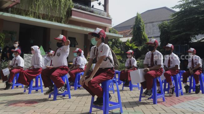 Sejumlah pelajar menunggu untuk mendapatkan vaksin COVID-19 di SDN 04 Cilandak Barat, Jakarta, Selasa (14/12/2021). [Suara.com/Angga Budhiyanto]