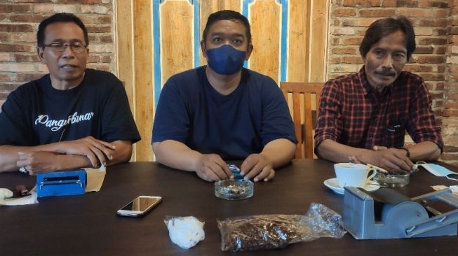 Ketua Federasi Serikat Pekerja Rokok DIY, Waljid Budi Lestarianto dan Ketua APTI Triyanto menyampaikan keberatannya atas kenaikan cukai rokok di Yogyakarta, Selasa (14/12/2021). [Kontributor / Putu Ayu Palupi]