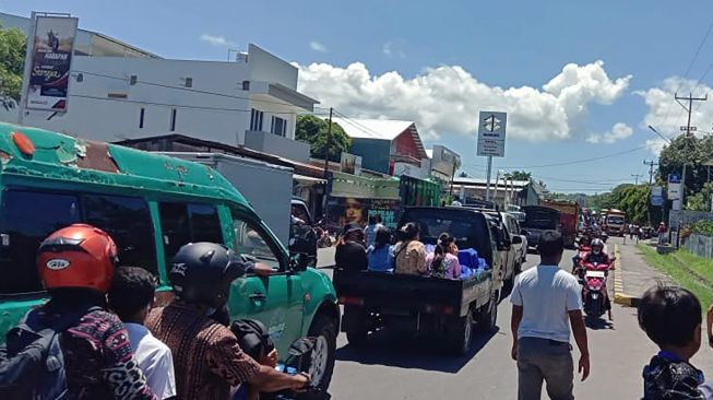 Suasana kemacetan lalu lintas saat warga hendak mengungsi ke tempat yang lebih aman menyusul adanya peringatan dini tsunami di Kota Maumere, Kabupaten Sikka, NTT, Selasa (14/12/2021). ANTARA FOTO/Siska