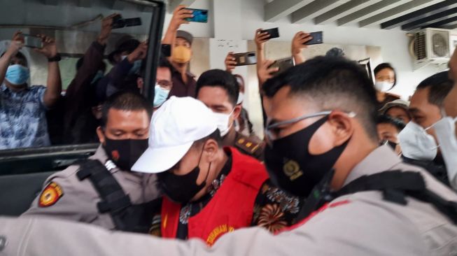 Mantan Kadishub Cilegon Uteng Dedi Afendi digelandang ke mobil tahanan beberapa waktu lalu. [DOK Suara.com]