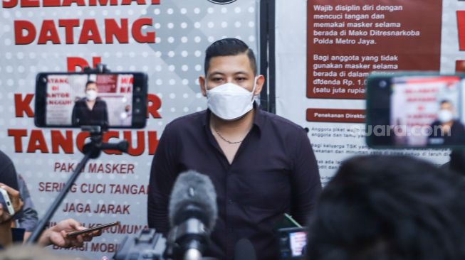 Kuasa hukum Jeff Smith, Aldi Surya kusuma saat ditemui di Polda Metro Jaya, Jakarta Selatan, Selasa (14/12/2021). [Suara.com/Alfian Winanto]