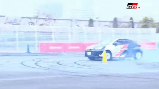 Gaya drifting Akio Toyoda bersama GR Yaris  [YouTube Toyota Gazoo Racing via Carscoops].