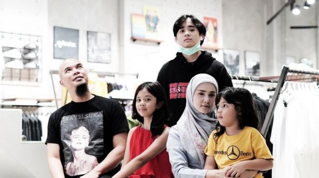 Potret kedekatan Ahmad Dhani dengan anak-anak Mulan Jameela. [Instagram/ahmaddhaniofficial]