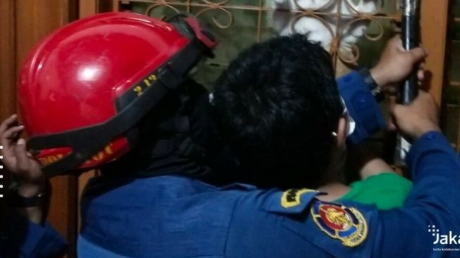 Damkar Selamatkan Kucing Terjepit di Jendela, Fotonya Bikin Tak Habis Pikir