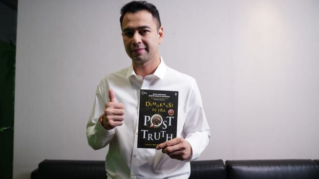 Raffi Ahmad Ajak Anak Muda Baca Buku Demokrasi di Era Post Truth, Apa Alasannya? (Dok: Istimewa)