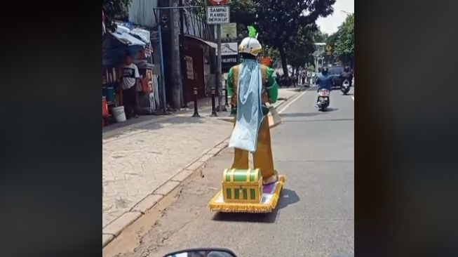 Viral, Driver Ojol Naik Skuter Mirip Karpet Terbang Aladdin