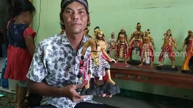 Kreatif! Warga Semarang Ciptakan Patung Karakter Wayang dari Limbah Kertas