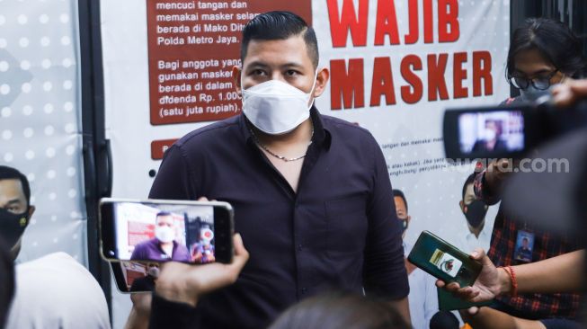 Kuasa hukum Jeff Smith, Aldi Surya kusuma saat ditemui di Polda Metro Jaya, Jakarta Selatan, Selasa (14/12/2021). [Suara.com/Alfian Winanto]