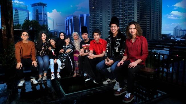 Potret kedekatan Ahmad Dhani dengan anak-anak Mulan Jameela. [Instagram/ahmaddhaniofficial]