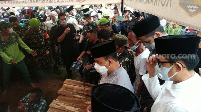 Diiringi Salawat dan Gerimis, Anies dan Warga Antarkan Haji Lulung ke Liang Lahad