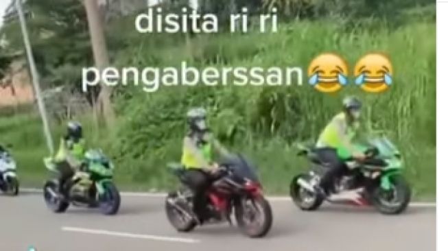 Iring-iringan mengendarai motor sport bikin salfok (Instagram)