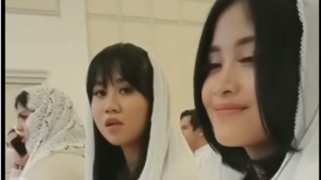 Penampilan Mayang dan Chika di acara 40 hari meninggalnya Vanesa Angel. [Instagram/mayangxnachika]