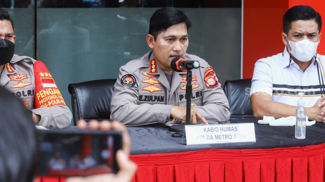 Kabid Humas Polda Metro Jaya Kombes Pol Endra Zulpan (tengah) dan Kapolres Metro Jakarta Selatan Kombes Pol Azis Andriansyah (kiri) saat jumpa persbterkait penangkapan Artis Rizky Nazar karena narkoba di Polres Metro Jakarta Selatan, Selasa (14/12/2021). [Suara.com/Alfian Winanto]