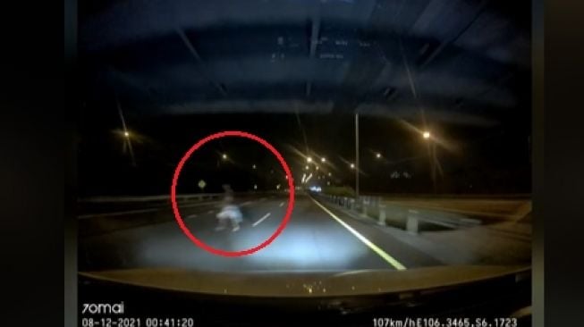 Sosok makhluk misterius menyeberang jalan bikin pemobil syok (TikTok)