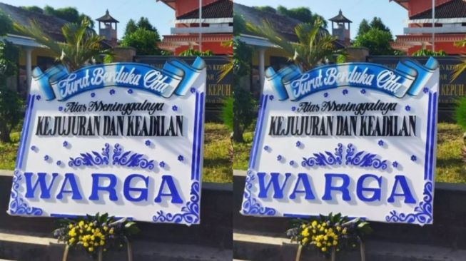 Protes Dugaan Kecurangan Hasil Tes Perangkat Desa di Kediri, Warga Kirim Karangan Bunga