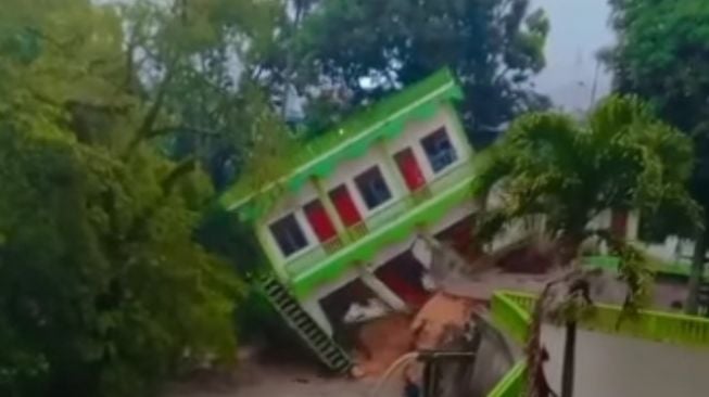 Detik-detik Bangunan Berlantai 2 di Padangsidimpuan Roboh Tergerus Arus Sungai