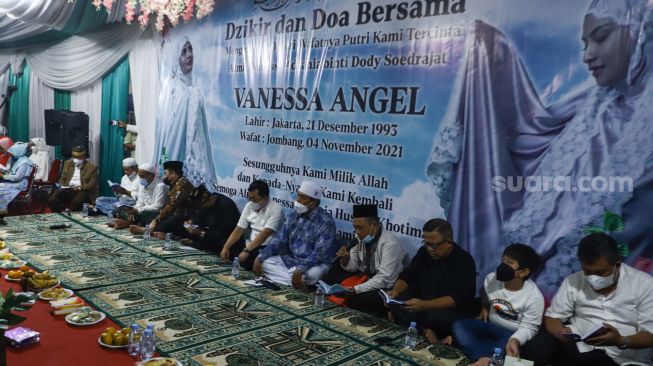 Suasana pengajian 40 hari meninggalnya Vanessa Angel dan Bibi Ardiansyah di kediaman Vanessa Angel, Kemayoran, Jakarta Pusat, Selasa (14/12/2021). [Suara.com/Alfian Winanto]