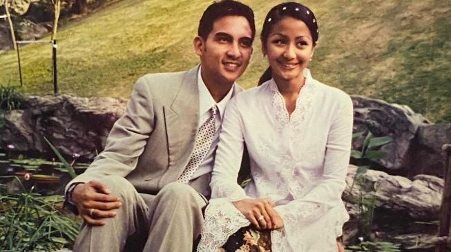 Frans Mohede dan Amara saat menikah di Hong Kong pada 1999. [Instagram]