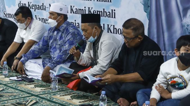 Suasana pengajian 40 hari meninggalnya Vanessa Angel dan Bibi Ardiansyah di kediaman Vanessa Angel, Kemayoran, Jakarta Pusat, Selasa (14/12/2021). [Suara.com/Alfian Winanto]