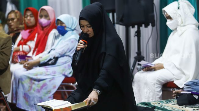 Pembacaan Al Quran saat pengajian 40 hari meninggalnya Vanessa Angel dan Bibi Ardiansyah di kediaman Vanessa Angel, Kemayoran, Jakarta Pusat, Selasa (14/12/2021). [Suara.com/Alfian Winanto]