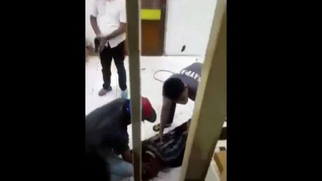 Tangkapan layar video viral saat polisi mengamankan pelaku perampokan bersenpi di sebuah kantor Pegadaian swasta di Jagakarsa, Jakarta Selatan, Senin (13/12/2021) malam. [Instagram]