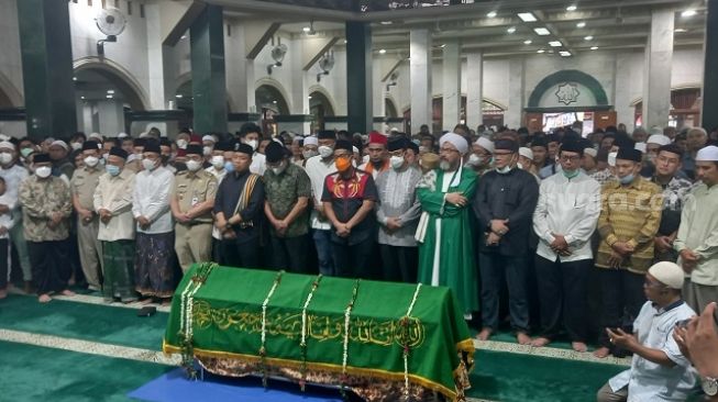 Ikut Salati Jenazah Haji Lulung, Anies Baswedan: Kita Kehilangan Putra Betawi Terbaik