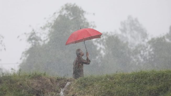 Presiden Jokowi didampingi Gubernur Jawa Tengah Ganjar Pranowo saat mengunjungi Food Estate Nasional di Wonosobo. [Dok Pemprov Jateng]