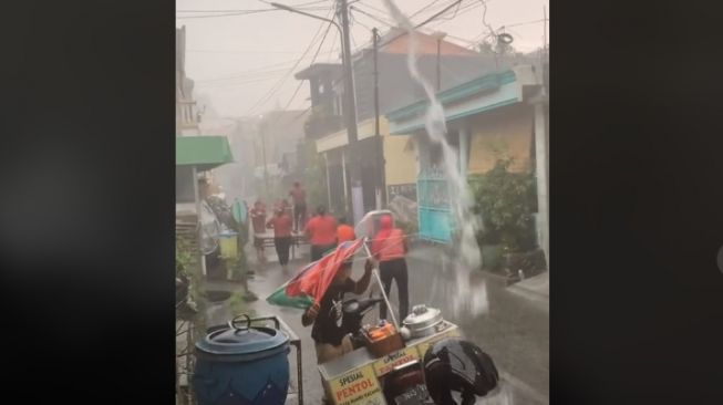 Aksi Ibu-Ibu Senam di Tengah Hujan Badai, Penjual Pentol Bikin Salfok