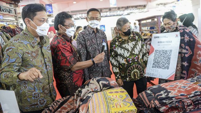 SEVP Micro & Consumer Finance Bank Mandiri Josephus K Triprakoso (kedua kiri) didampingi Direktur Jaringan & Retail Banking Bank Mandiri Aquarius Rudianto (ketiga kiri), Kepala Perwakilan Bank Indonesia DKI Jakarta Onny Widjanarko (kiri) dan Direktur Utama PT Jakarta Realty Mualim Wijoyo (kedua kanan) memindai kode batang atau QR code Indonesia Standar (QRIS) usai penandatanganan kerjasama di Thamrin City, Jakarta, Selasa (14/12/2021). ANTARA FOTO/M Risyal Hidayat