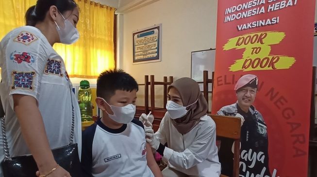 Membludak, Ratusan Siswa SD Yos Sudarso Batam Divaksin Perdana Hari Ini