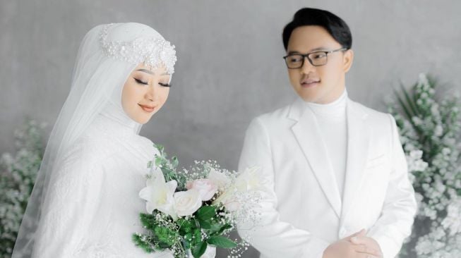 Gaya make up nikah istri Danang DA. [Instagram/delmoraattire]