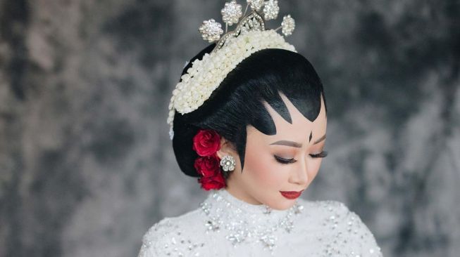 Gaya make up nikah istri Danang DA. [Instagram/hemasnura]