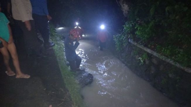 Seorang Balita Kembar Hilang Terjatuh ke Sungai