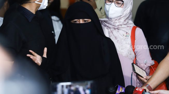 Umi Pipik saat ditemui usai mengisi kultum di acara pengajian 40 hari meninggalnya Vanessa Angel dan Bibi Ardiansyah di kediaman Bibi Ardiansyah, Srengseng, Jakarta Barat, Senin (13/12/2021). [Suara.com/Alfian Winanto]