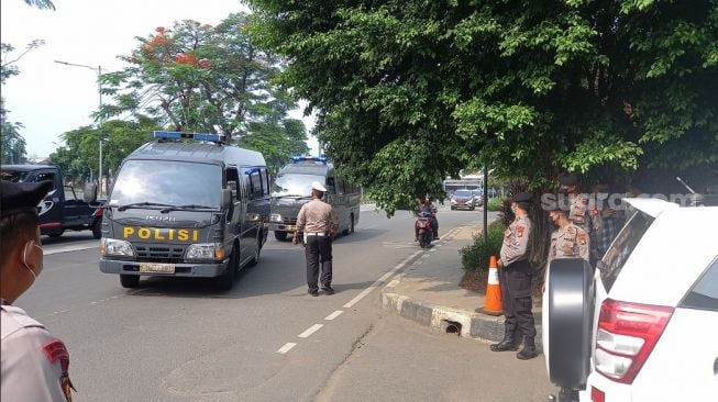 Diangkut Mobil Tahanan Polisi, Munarman Jalani Sidang Terorisme Di PN Jakarta Timur