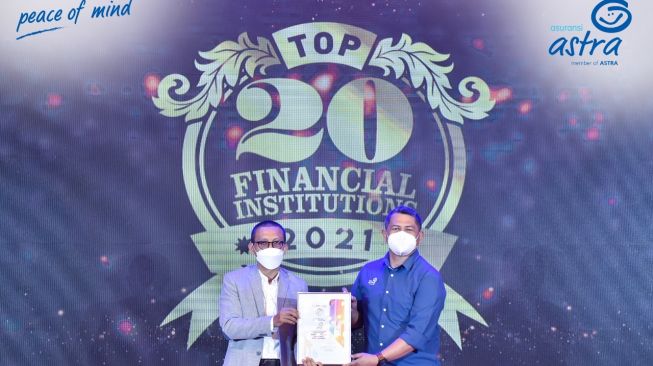 Penyerahan piagam penghargaan Top 20 Financial Institution 2021 yang diberikan oleh Direktur Infobank, Karnoto Mohamad (kiri) kepada Chief Financial Officer Asuransi Astra, Maximiliaan Agatisianus (kanan) [Asuransi Astra].