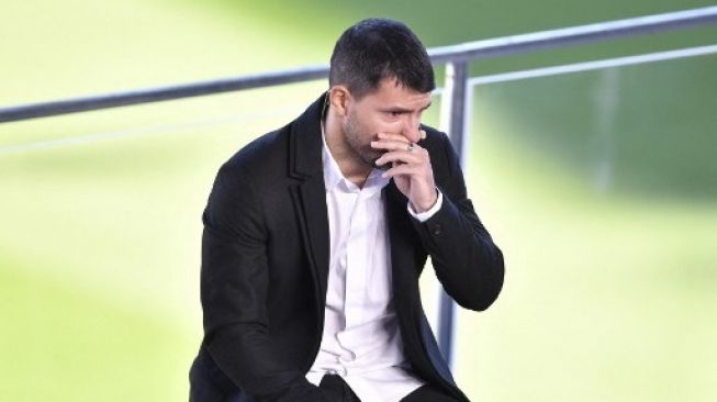 Pemain Barcelona Sergio Aguero umumkan pensiun di Camp Nou, Rabu (15/12/2021). [AFP]