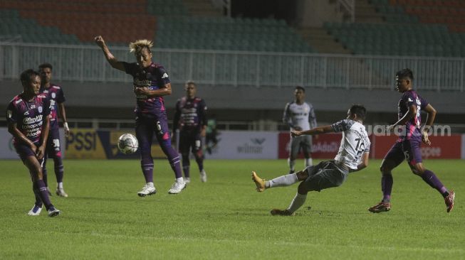 Gelandang Persis Solo Arapenta Lingka (kedua kanan) berusaha mencetak gol selama pertandingan grup X babak 8 besar Liga 2 antara RANS Cilegon FC melawan Persis Solo di Stadion Pakansari, Bogor, Jawa Barat, Rabu (15/12/2021). [Suara.com/Angga Budhiyanto]