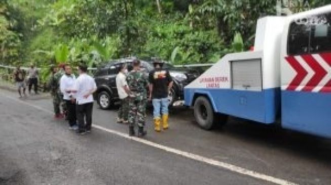 Hujan Deras, Pohon Timpa Toyota Rush di Mojokerto, Sopirnya Tewas