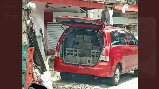 Toyota Avanza digunakan untuk mengangkut batako (Twitter)