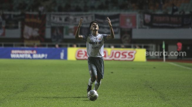 Ekspresi gelandang Persis Solo Chrystna Bhagascara saat wasit memberikan pelanggaran selama pertandingan grup X babak 8 besar Liga 2 antara RANS Cilegon FC melawan Persis Solo di Stadion Pakansari, Bogor, Jawa Barat, Rabu (15/12/2021). [Suara.com/Angga Budhiyanto]